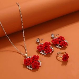 ❤️Silver Floral Necklace, Earrings, Ring Set